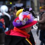 Hoe horecaondernemers slim inspelen op carnaval met creatieve kledingkeuzes